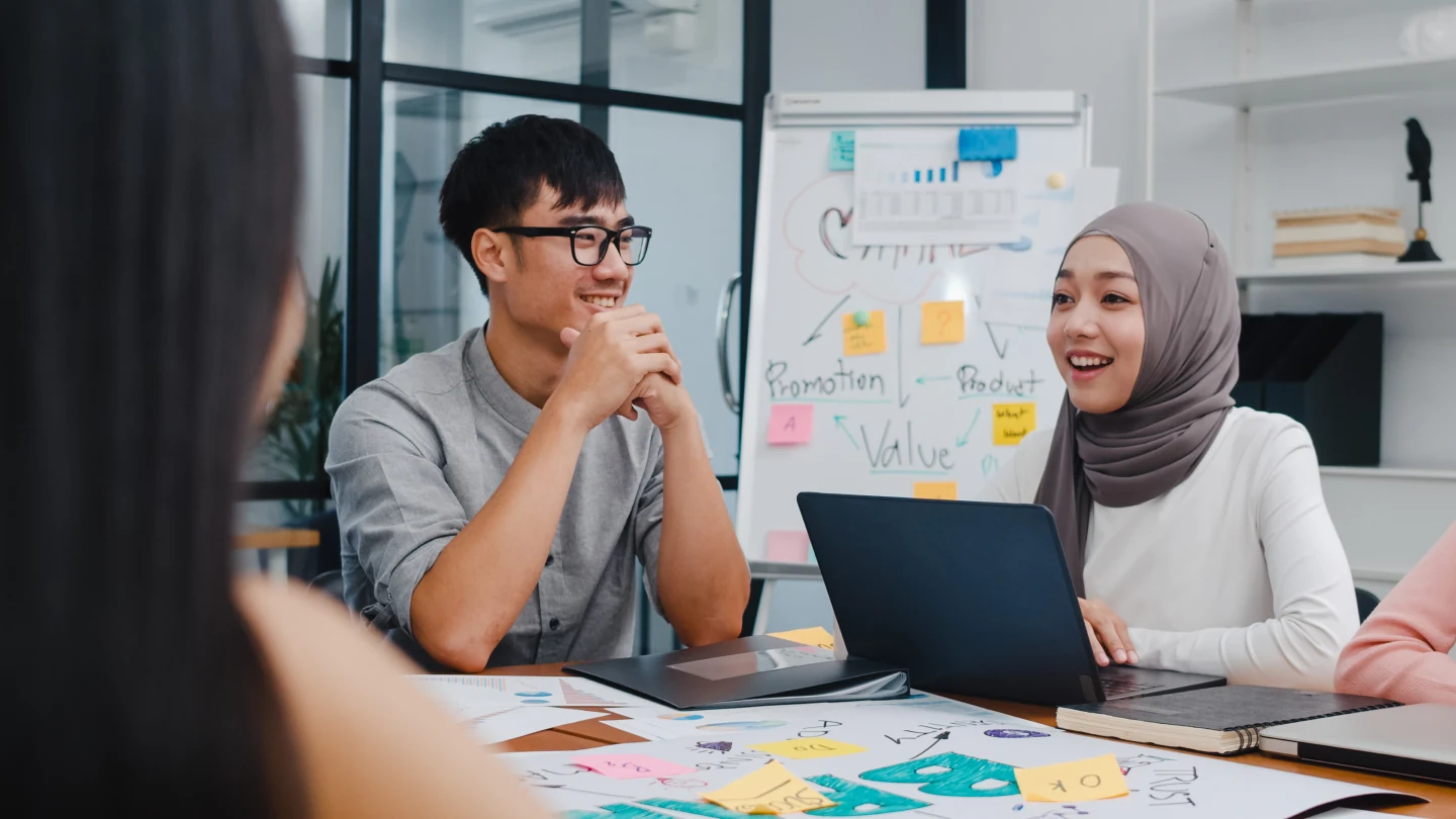 Ilustrasi rekan kerja berdiskusi dalam materi BYRU
